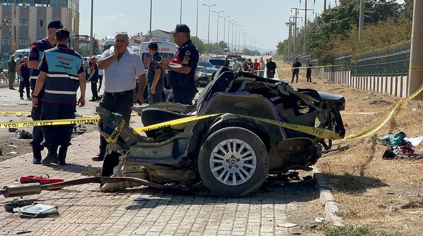 Elazığ'da korkun&ccedil; kaza! İkiye b&ouml;l&uuml;nd&uuml;: 2 &ouml;l&uuml;, 2 yaralı