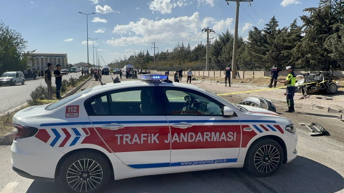 Elazığ da korkun&ccedil; kaza! İkiye b&ouml;l&uuml;nd&uuml;: 2 &ouml;l&uuml;, 2 yaralı 1