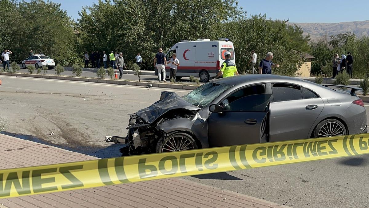 Elazığ da korkun&ccedil; kaza! İkiye b&ouml;l&uuml;nd&uuml;: 2 &ouml;l&uuml;, 2 yaralı 2