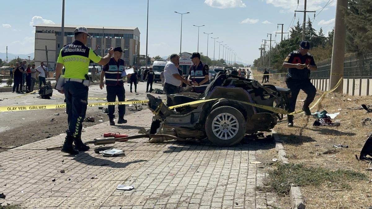 Elazığ da korkun&ccedil; kaza! İkiye b&ouml;l&uuml;nd&uuml;: 2 &ouml;l&uuml;, 2 yaralı 3