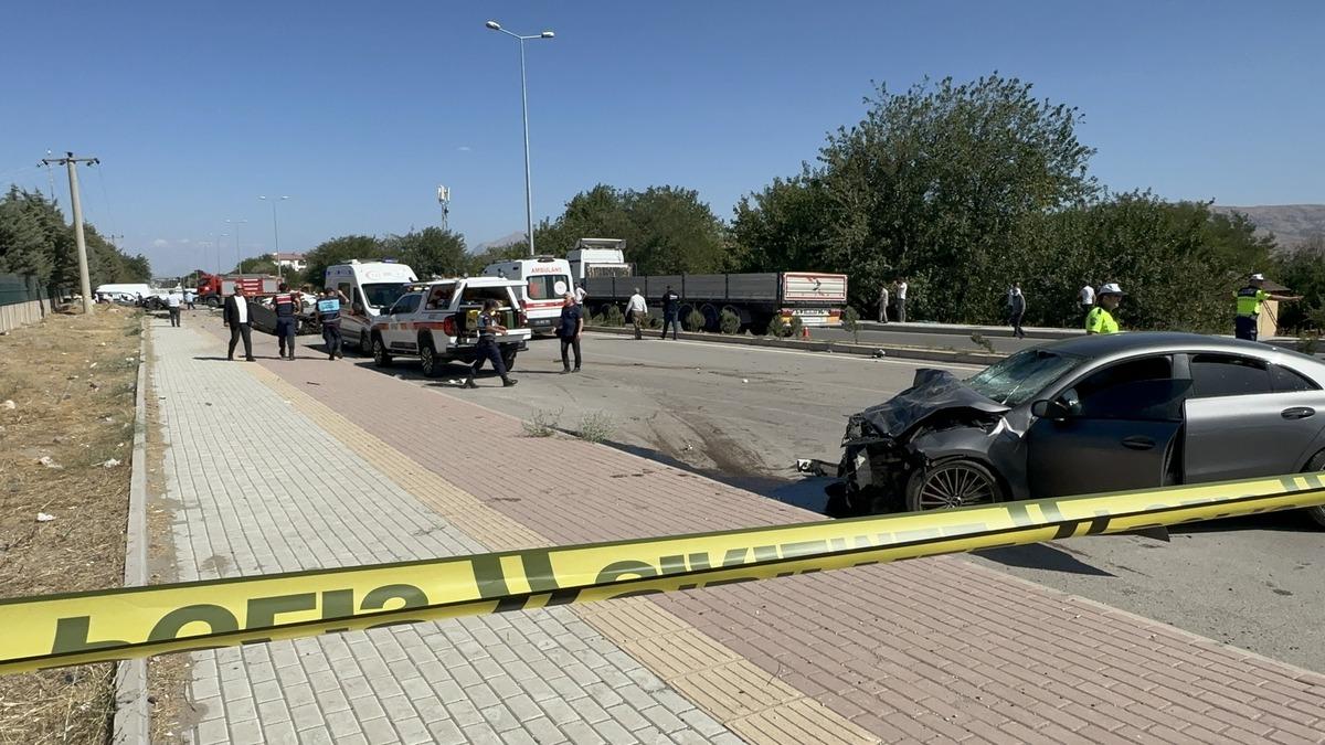 Elazığ da korkun&ccedil; kaza! İkiye b&ouml;l&uuml;nd&uuml;: 2 &ouml;l&uuml;, 2 yaralı 4