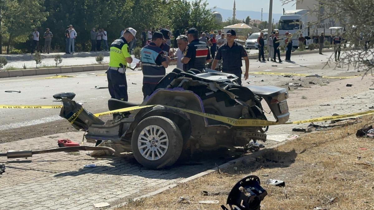 Elazığ da korkun&ccedil; kaza! İkiye b&ouml;l&uuml;nd&uuml;: 2 &ouml;l&uuml;, 2 yaralı 5