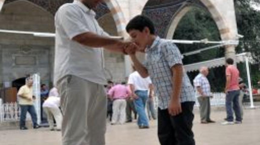 Bayram namazı kılmak isteyen Antalyalılar camilere sığmadı