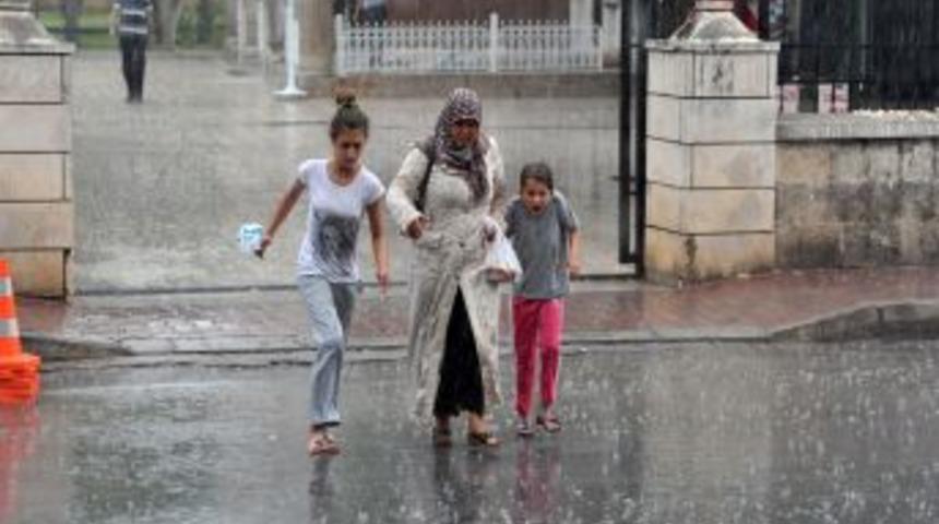 Antalya'da bayram sabahı yağmur s&uuml;rprizi