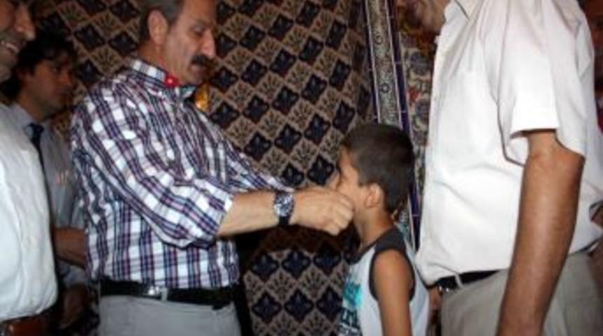 Bakan &Ccedil;ağlayan, vatandaşlarla bayramlaştı, &ccedil;ocuklara har&ccedil;lık verdi