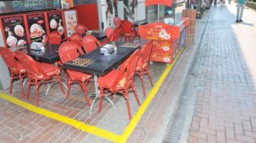 D&uuml;kkanların yola taşmaması i&ccedil;in sarı &ccedil;izgi uygulaması