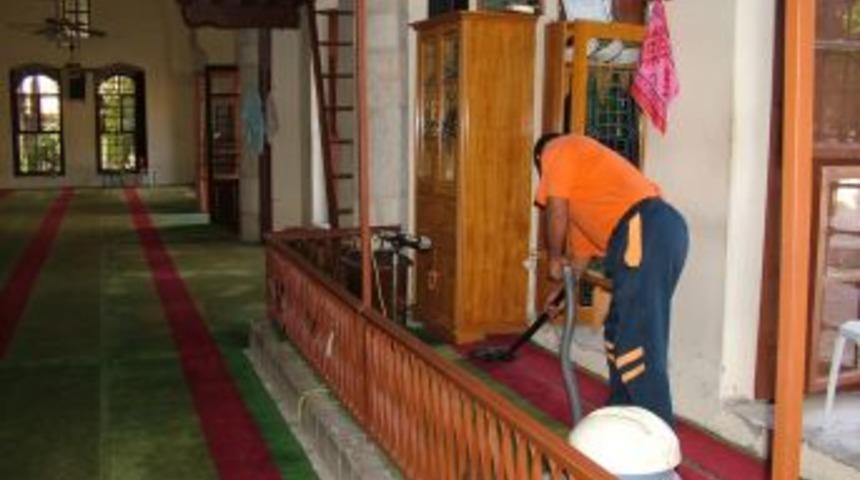 Temizlik ekipleri camileri yıkadı