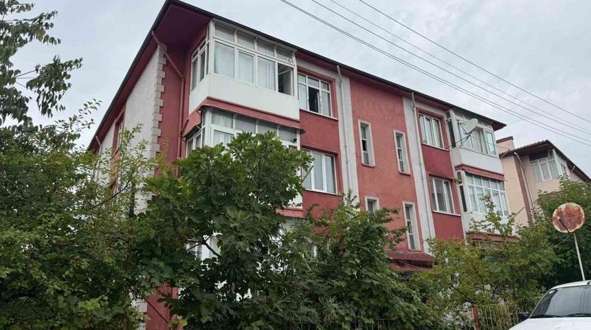 Karab&uuml;k&rsquo;te 3. kattan d&uuml;şen Afganistanlı &ouml;ğrenci hastaneye kaldırıldı