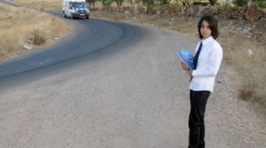 Kız &ouml;ğrencilerden, eğitime devam i&ccedil;in servis talebi