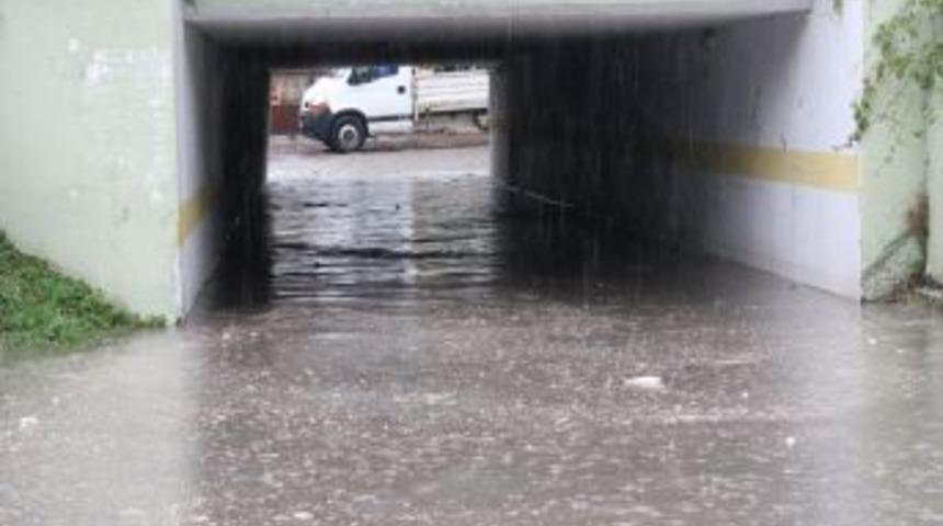 Sapanca'ya 20 dakikalık yaz yağmuru yetti