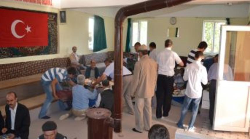 200 metrelik bayramlaşma kuyruğu