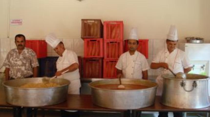 Alanya Belediyesi g&uuml;nl&uuml;k bin 500 kişiye iftar yemeği veriyor