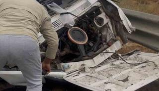 Yağış sebebiyle kontrolden &ccedil;ıkan otomobil ref&uuml;je &ccedil;arptı: 1 yaralı
