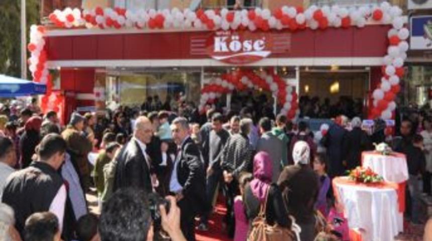 Tatlıcı K&ouml;se Tarsus'ta Ramazan sofralarını s&uuml;sl&uuml;yor