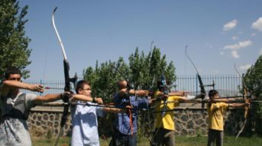Erzurumlu ok&ccedil;ular, Ankara'dan g&uuml;m&uuml;ş madalya ile d&ouml;nd&uuml;