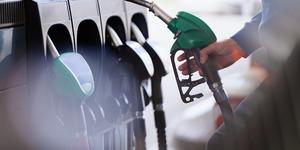 Ara&ccedil; sahiplerini ilgilendiriyor: Benzine dev indirim geliyor