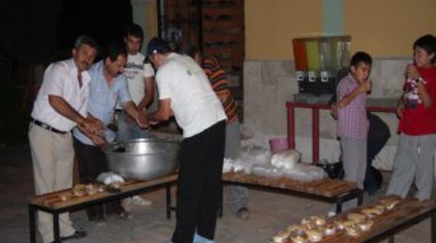 Teravih sonrası helva dağıtımından cemaat memnun kaldı