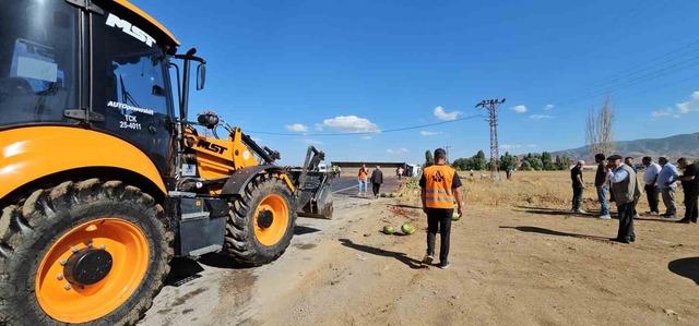 Muş’ta karpuz yüklü tır devrildi: Karpuzlar yola döküldü 7