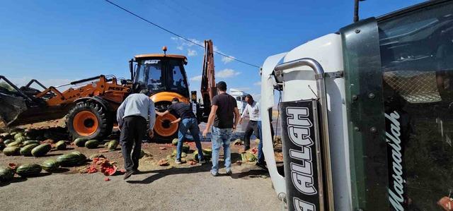 Muş’ta karpuz yüklü tır devrildi: Karpuzlar yola döküldü 5