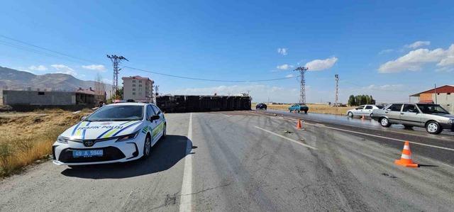 Muş’ta karpuz yüklü tır devrildi: Karpuzlar yola döküldü 3