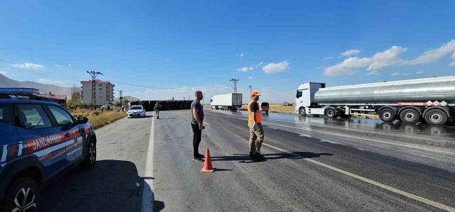 Muş’ta karpuz yüklü tır devrildi: Karpuzlar yola döküldü 2
