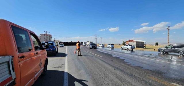 Muş’ta karpuz yüklü tır devrildi: Karpuzlar yola döküldü 1