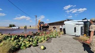 Muş’ta karpuz yüklü tır devrildi: Karpuzlar yola döküldü