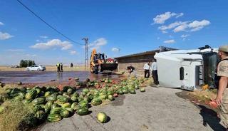 Muş&rsquo;ta karpuz y&uuml;kl&uuml; tır devrildi: Karpuzlar yola d&ouml;k&uuml;ld&uuml;