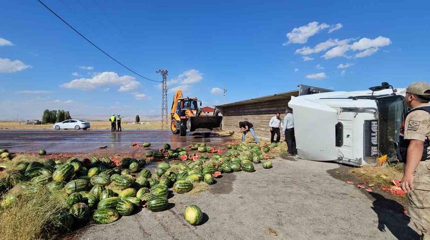 Muş&rsquo;ta karpuz y&uuml;kl&uuml; tır devrildi: Karpuzlar yola d&ouml;k&uuml;ld&uuml;