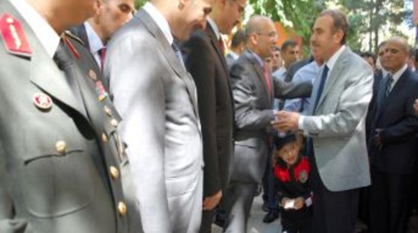 Bakan Şimşek, har&ccedil;lık dağıttı, &ccedil;ocuklar kuyruğa girdi