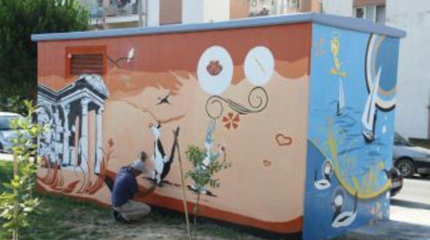 Elektrik trafoları boyanıyor