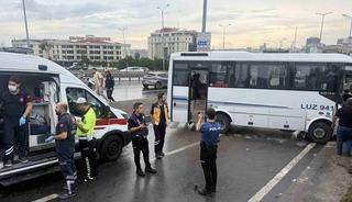 Avcılar D-100 yan yolda servis midib&uuml;s&uuml; kaza yaptı. Olay yerine sağlık ve polis ekipleri sevk edildi.