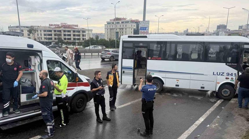 Avcılar D-100 yan yolda servis midib&uuml;s&uuml; kaza yaptı. Olay yerine sağlık ve polis ekipleri sevk edildi.
