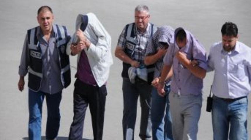 Kendilerini polis olarak tanıtan şahıslar üniversite öğrencilerini hedef seçti