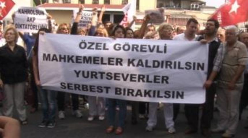 Ergenekon ve Balyoz sanıklarının yakınları adliyeye yürüdü