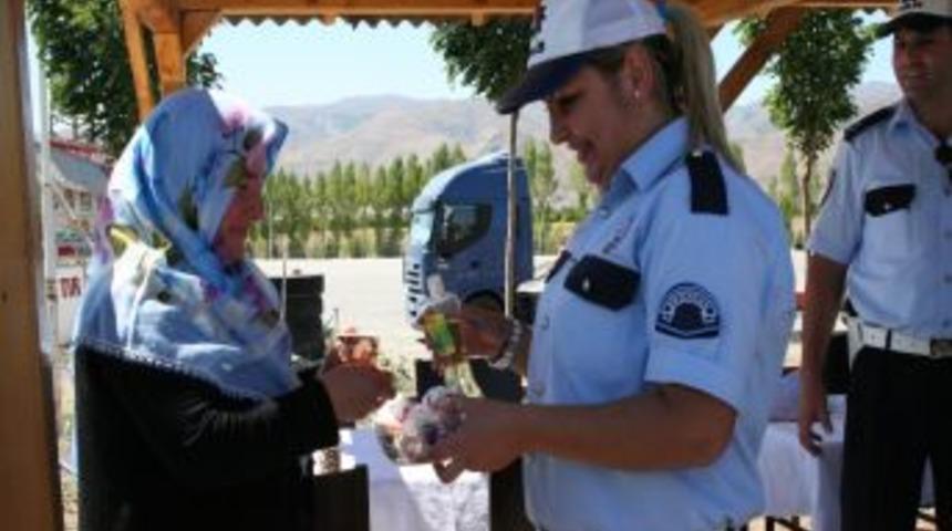 Trafik ekiplerinden s&uuml;r&uuml;c&uuml;lere bayram şekerli uyarı
