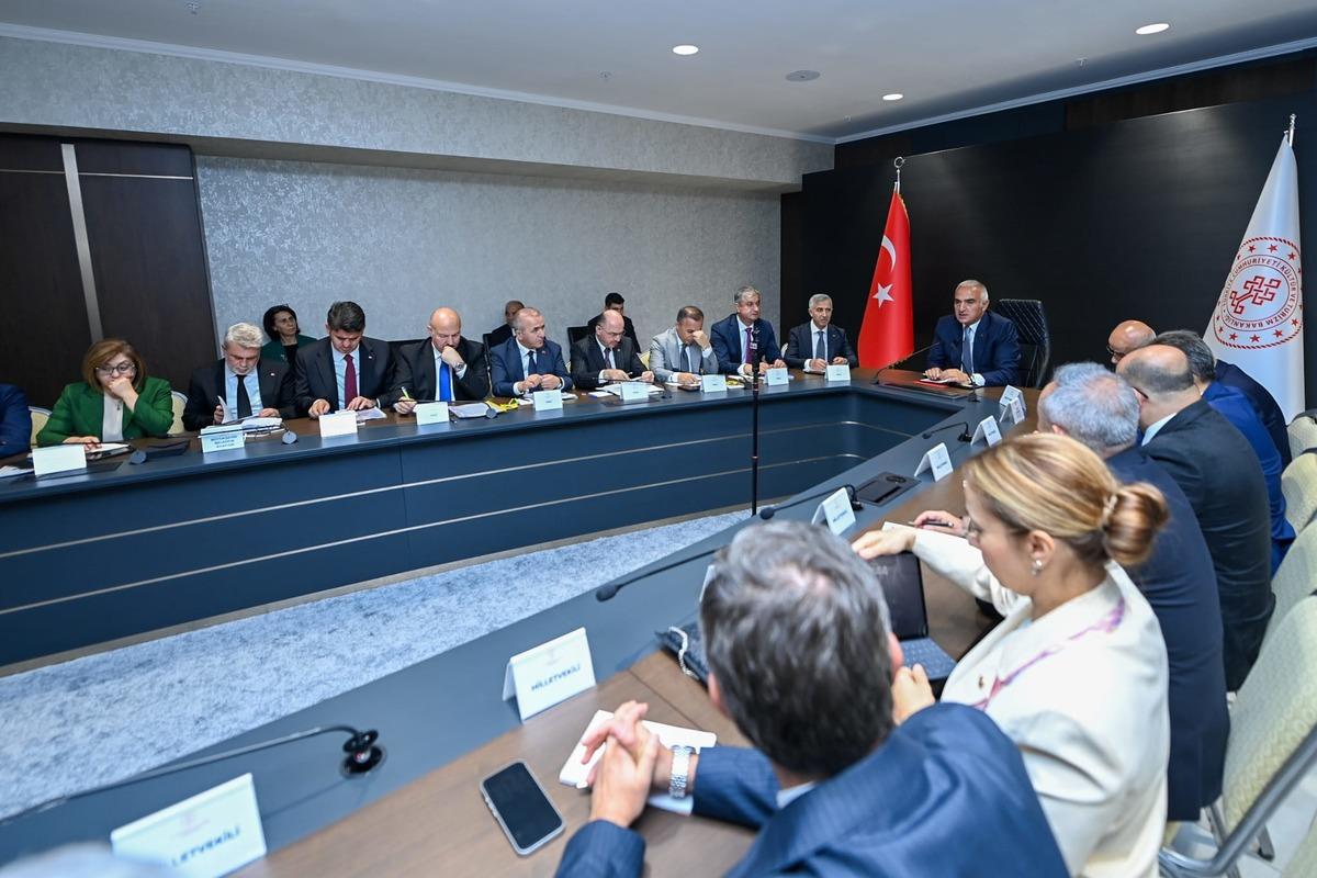 K&uuml;lt&uuml;r ve Turizm Bakanı Ersoy,  Kahramanmaraş&rsquo;ta valiler, belediye başkanları ve milletvekillerinin taleplerini dinledi 3