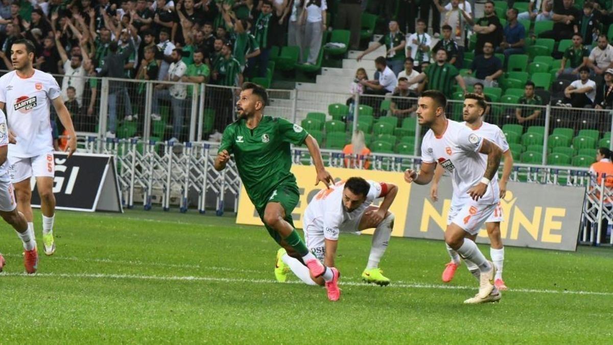 Sakaryaspor dan tarihi başlangıç: Yeşil-siyahlılar 10 sezon sonra bir ilki başardı! 2