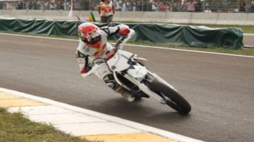 Hayalini kurduğu piste kavuşan Sofuoğlu, gaza bastı