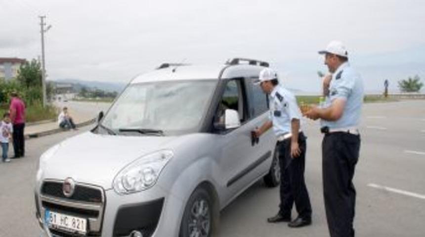 Sürücülere önce ceza yazdılar, sonra şeker ikram ettiler