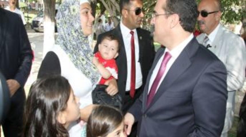 Bakan Ergin, Antakyalılarla parkta bayramlaştı