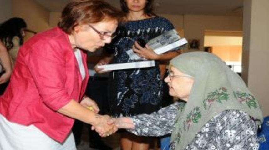 Başkan Kocaoğlu'nun eşi huzurevini ziyaret etti