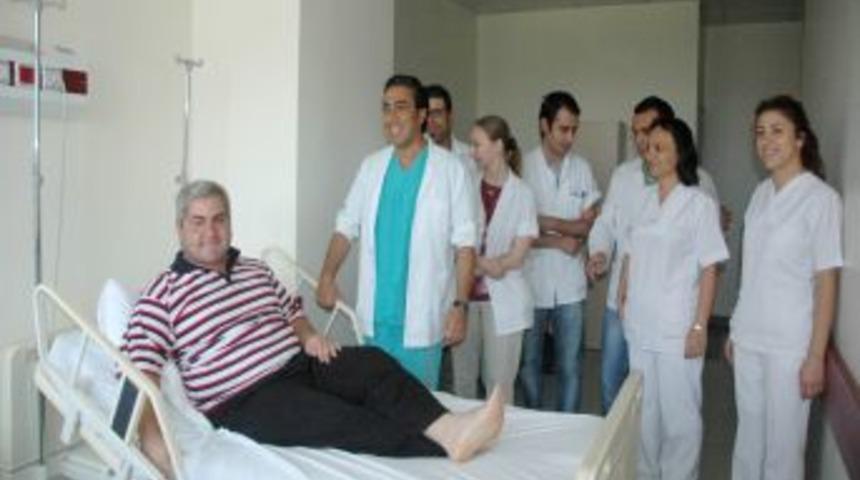 Gazinin leğen kemiğinden alınan par&ccedil;a &ccedil;enesine nakledildi