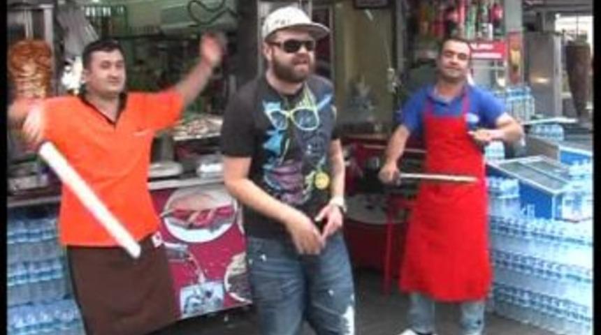 Taksimde d&ouml;ner bı&ccedil;aklı rap