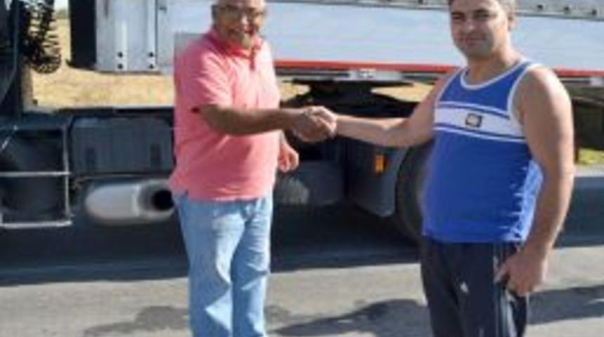 Ailelerinden uzakta kalan TIR s&uuml;r&uuml;c&uuml;leri birbirleriyle bayramlaştı