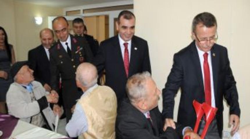 Devlet erk&acirc;nı bayramda huzurevi sakinleri yalnız bırakmadı