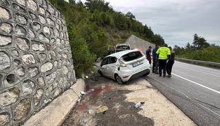 Kontrolden &ccedil;ıkan otomobil istinat duvarına &ccedil;arptı: 3 yaralı