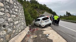 Kontrolden çıkan otomobil istinat duvarına çarptı: 3 yaralı