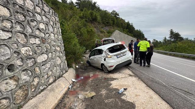 Kontrolden çıkan otomobil istinat duvarına çarptı: 3 yaralı