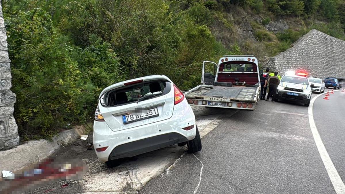 Kontrolden &ccedil;ıkan otomobil istinat duvarına &ccedil;arptı: 3 yaralı 1